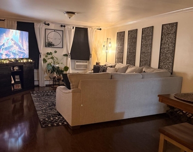 208 Gordon Street - Photo Thumbnail 3
