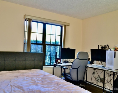 329 Wycoff Way W - Photo Thumbnail 7