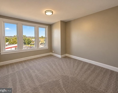 6563 N Lambert Street - Photo Thumbnail 11