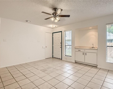 905 Chisholm Cv - Photo Thumbnail 3