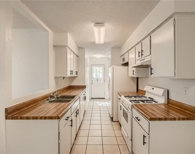905 Chisholm Cv - Photo Thumbnail 4