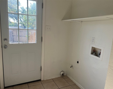 905 Chisholm Cv - Photo Thumbnail 13