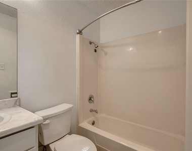 905 Chisholm Cv - Photo Thumbnail 8