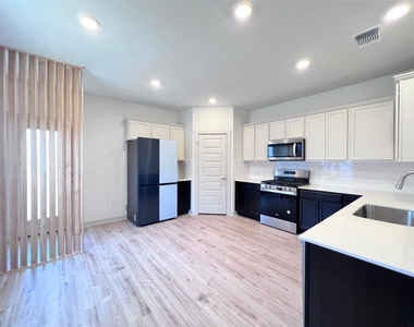 2108 Daleside Ln - Photo Thumbnail 5