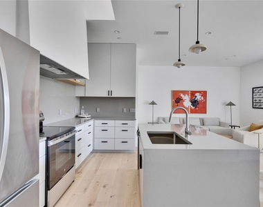 1118 W 7th St - Photo Thumbnail 17