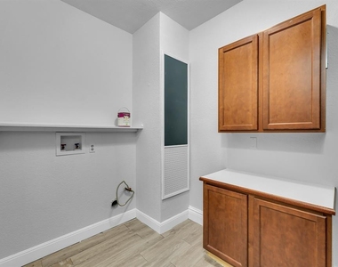 202 E 18th St - Photo Thumbnail 13