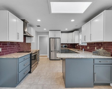 202 E 18th St - Photo Thumbnail 4