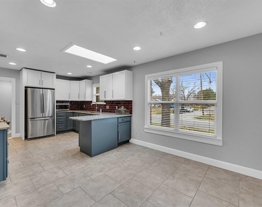 202 E 18th St - Photo Thumbnail 6