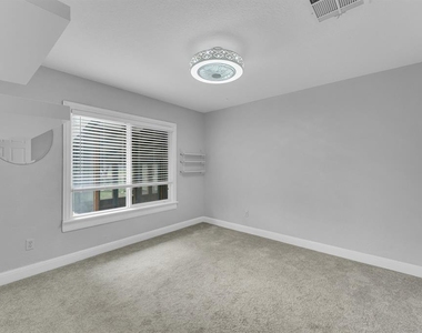 202 E 18th St - Photo Thumbnail 10