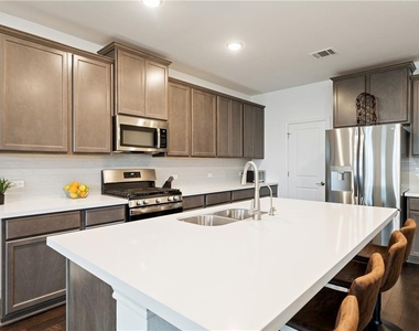 1003 Sandra Ann Way - Photo Thumbnail 5