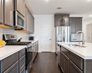 1003 Sandra Ann Way - Photo Thumbnail 6