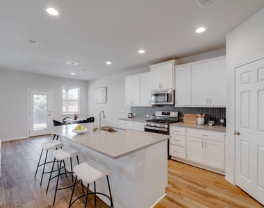 11920 Saddle Rock Dr - Photo Thumbnail 4