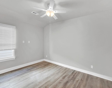 400 Shady Bluff Dr - Photo Thumbnail 20