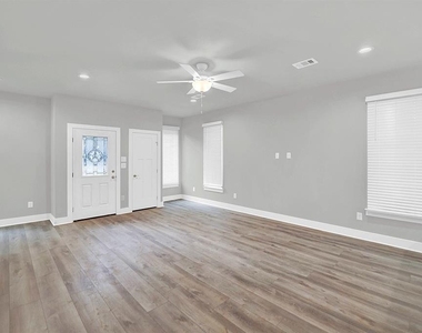 400 Shady Bluff Dr - Photo Thumbnail 8