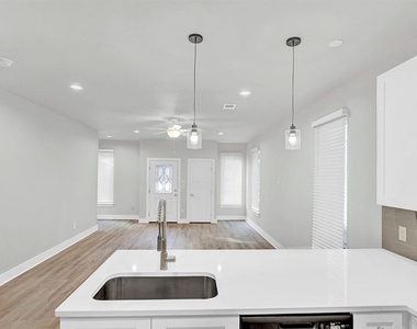 400 Shady Bluff Dr - Photo Thumbnail 10