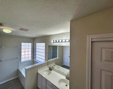 17229 Bushmills Rd - Photo Thumbnail 25