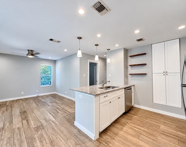 813 Emerald Wood Dr - Photo Thumbnail 7