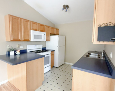 1303 N Red Oak Circle - Photo Thumbnail 4