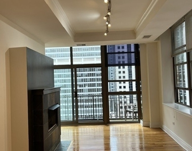 212 W Washington Street W - Photo Thumbnail 11