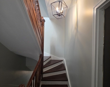 517 E 46th Place - Photo Thumbnail 4