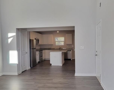 612 W Vincent Drive - Photo Thumbnail 2