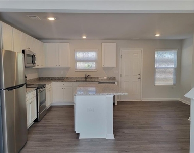 612 W Vincent Drive - Photo Thumbnail 3