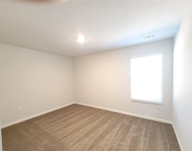 612 W Vincent Drive - Photo Thumbnail 8