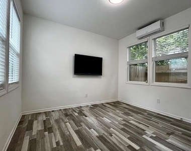 837 Smith Street Sw - Photo Thumbnail 6