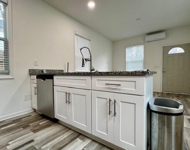 837 Smith Street Sw - Photo Thumbnail 4