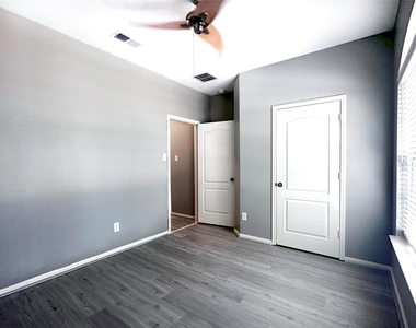 3307 Raintree Village Drive - Photo Thumbnail 6