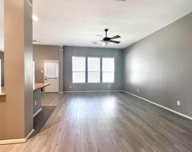 3307 Raintree Village Drive - Photo Thumbnail 14