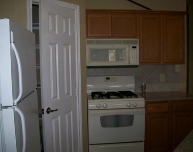811 Bradford Avenue - Photo Thumbnail 8