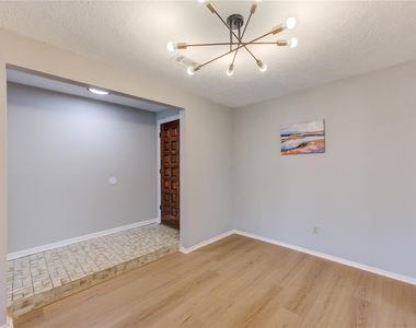 10523 Towne Square Road - Photo Thumbnail 4