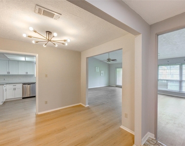 10523 Towne Square Road - Photo Thumbnail 5