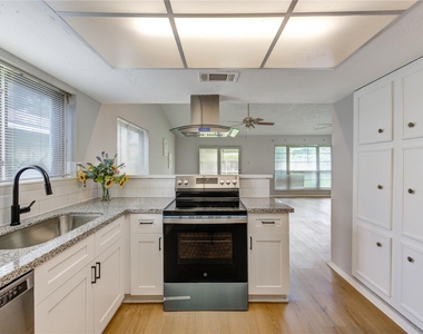 10523 Towne Square Road - Photo Thumbnail 13