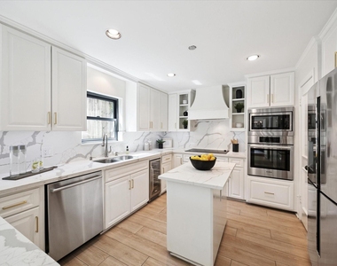 2422 Nantucket Drive - Photo Thumbnail 7
