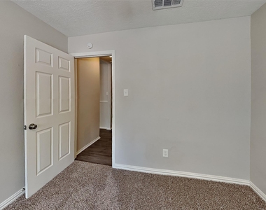 9606 Yearling Circle - Photo Thumbnail 12