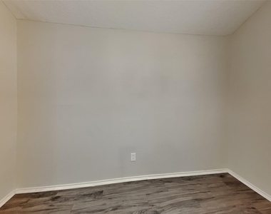 9606 Yearling Circle - Photo Thumbnail 6
