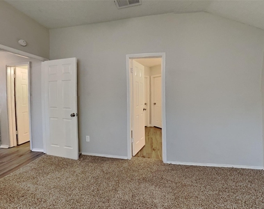 9606 Yearling Circle - Photo Thumbnail 8