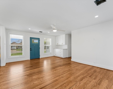 1845 Huge Oaks Street - Photo Thumbnail 5