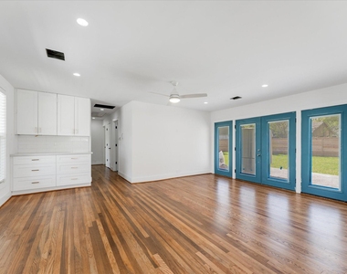 1845 Huge Oaks Street - Photo Thumbnail 6