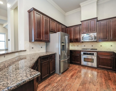 8822 Lakeshore Bend Drive - Photo Thumbnail 17