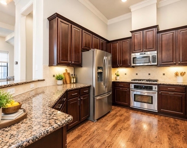 8822 Lakeshore Bend Drive - Photo Thumbnail 11