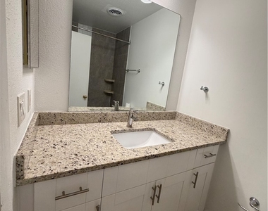 2929 Winkler Avenue - Photo Thumbnail 6