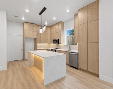 1521 Armada Drive - Photo Thumbnail 6