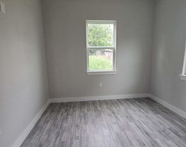 880 Prosper Street - Photo Thumbnail 8