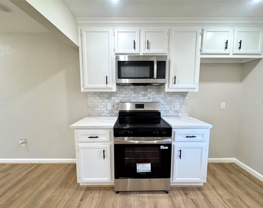10629 Fairfax Street - Photo Thumbnail 5