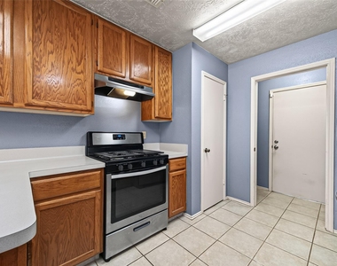 7522 Flair Oaks Drive - Photo Thumbnail 6