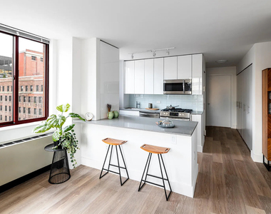 West 35th Street - Photo Thumbnail 3