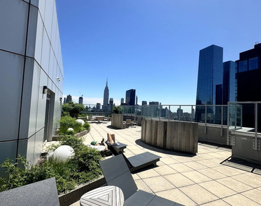 West 35th Street - Photo Thumbnail 5